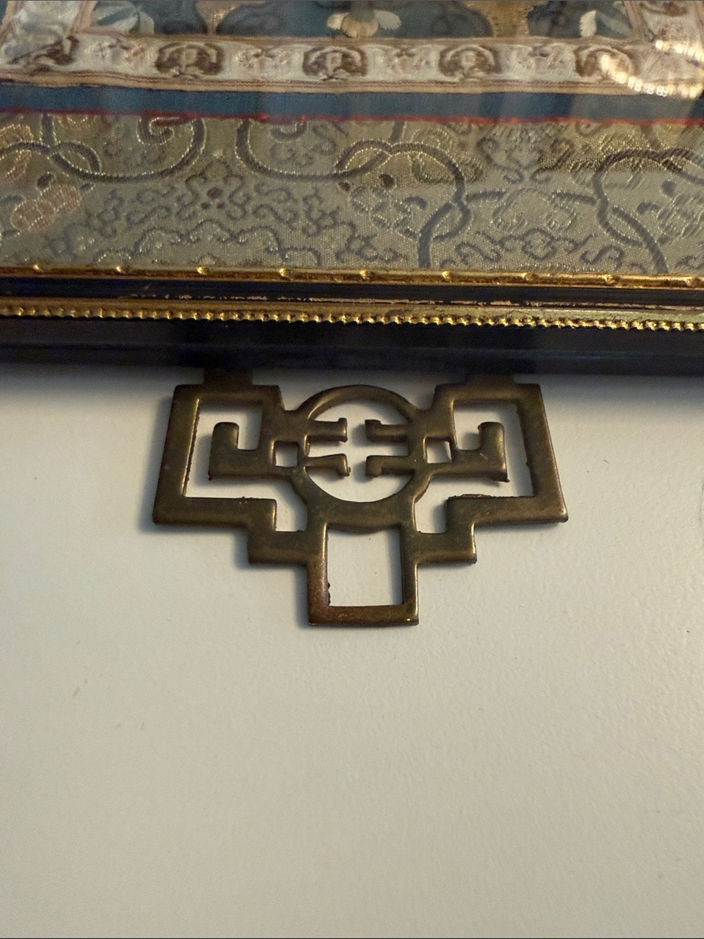 Vintage Chinese Silk Embroidery Framed by Wah Cheong Hong Kong MCM Brass hanger - Picture 7 of 14